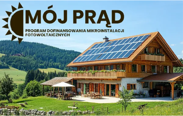 Drewniany dom z panelami fotowoltaicznymi na dachu w wiejskim krajobrazie