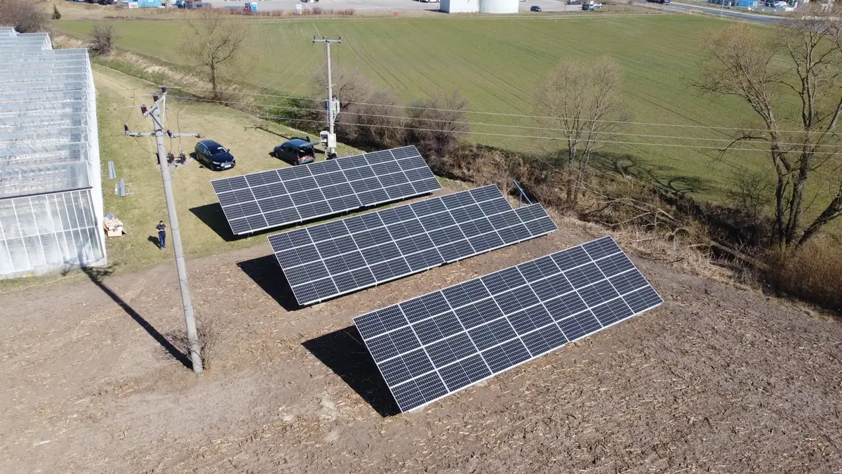 Jak wybrać system fotowoltaiki na gruncie: konstrukcja, panele i moc instalacji