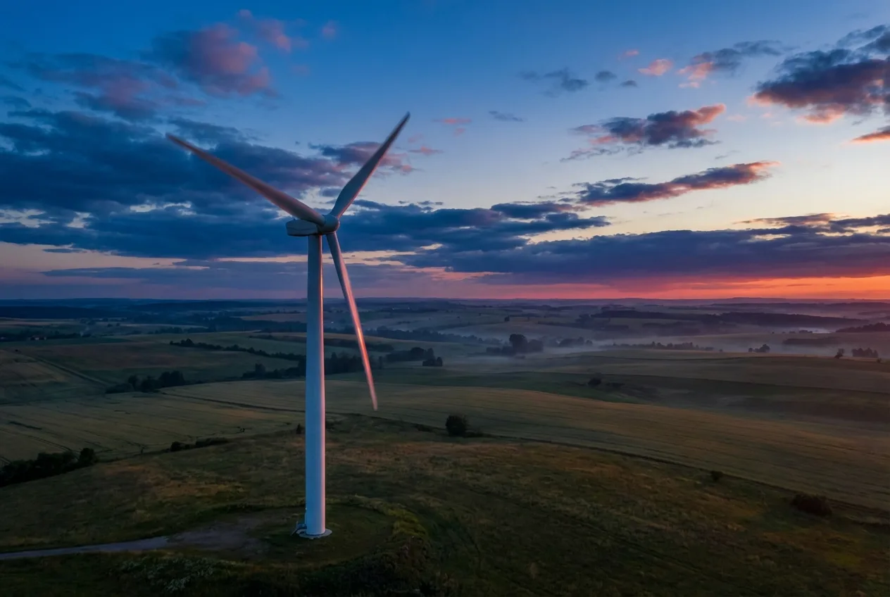 Turbina wiatrowa na tle nieba